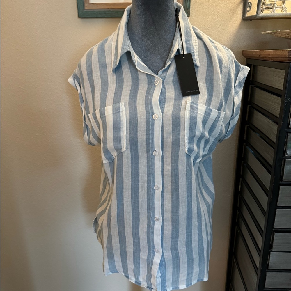 BNWT Kut from the Kloth Noel Blue/White Stripe Short Sleeve Shirt, Size Small